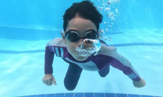 Menggunakan Teknologi Anti Kabut Yang Membantu Anak-Anak Melihat Dengan Jelas Di Dalam Air