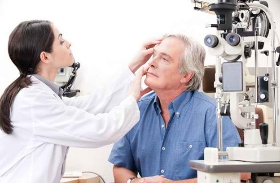 Peran Tenaga Kesehatan dalam Pemeriksaan Mata