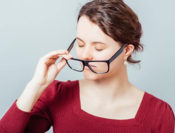 Cara Membersihkan Kacamata Yang Buram Agar Nyaman Digunakan 