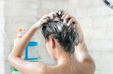 Jangan Mencuci Rambut Dengan Air Hangat