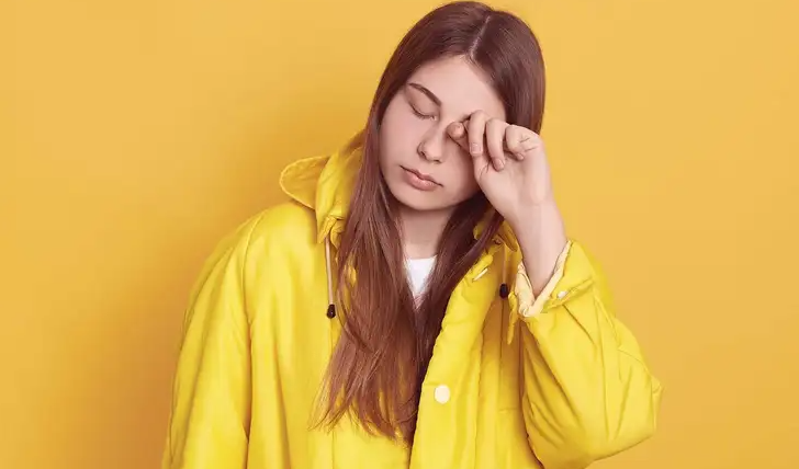 Cara Menghilangkan Lipatan di Bawah Mata